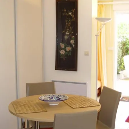 T2 Climatise Avec Piscine Et Parking Au Cap D'agde - Fr-1-607-52 דירה *