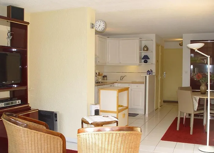 T2 Climatise Avec Piscine Et Parking Au Cap D'agde - Fr-1-607-52