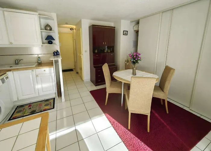 T2 Climatise Avec Piscine Et Parking Au Cap D'agde - Fr-1-607-52 *